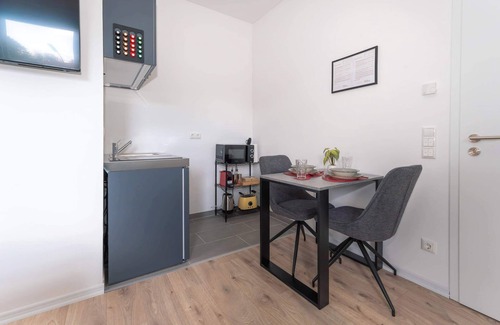Rommelhausen Apartment | LiT LiVING: Luxus | Box SprIng | Kitchen | Parking