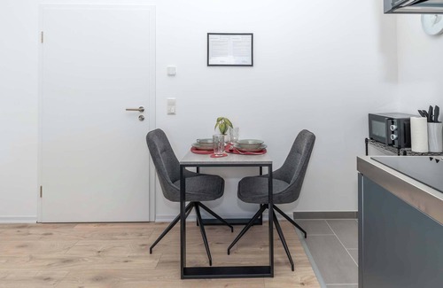 Rommelhausen Apartment | LiT LiVING: Luxus | Box SprIng | Kitchen | Parking