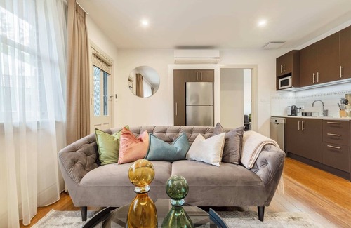 Ivanhoe House | Little Audrey Guesthouse - City Fringe Getaway