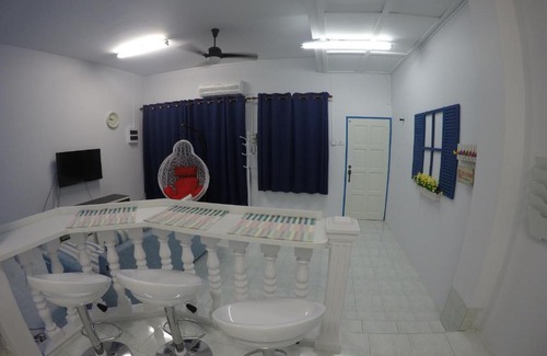 Jakar House | Little Blue House Kemaman Guesthouse