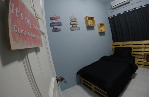 Jakar House | Little Blue House Kemaman Guesthouse