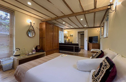 Tenterden House | Little Dane Court