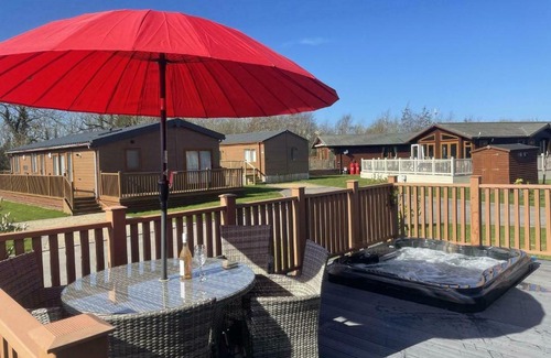 Malton House | Little Gem Lodge with Hot Tub