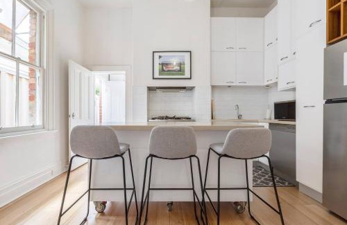 Albert Park House | Little Ogrady - City to Sand Couples Retreat