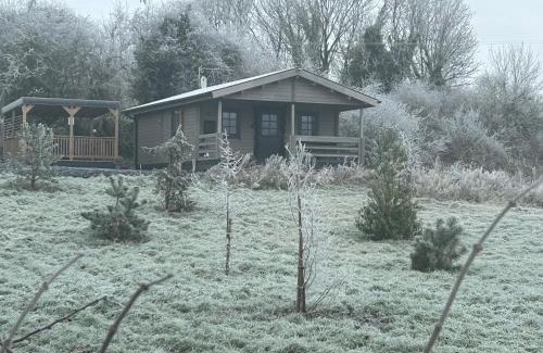 Tudenham Apartment | LITTLE ROCK RETREAT Log Cabin with Hot Tub