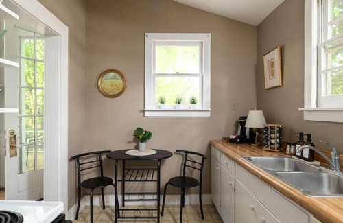 Old Irving Park Apartment | Little White House Studio w/Full Kitchen