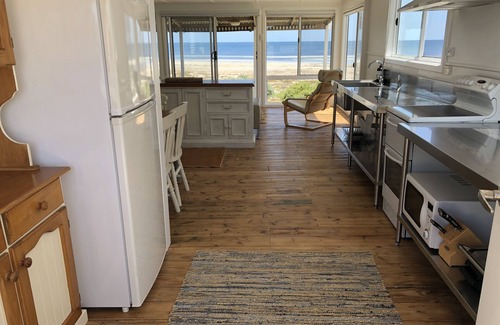 Moorowie Cottage | LITTLE WHITE SHACK on the beach, Hardwicke Bay, Yorke Peninsular