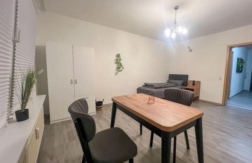 Marxloh Apartment | Livemore24 - Apartment 5 in Duisburg WLAN - Smart-TV - 24-7 Check-in und Küche