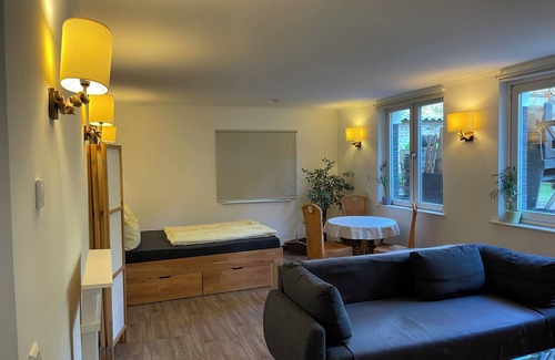 Glienicke/Nordbahn Apartment | Living in a green basement