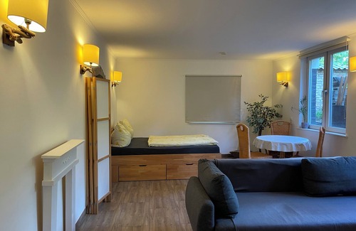 Glienicke/Nordbahn Apartment | Living in a green basement