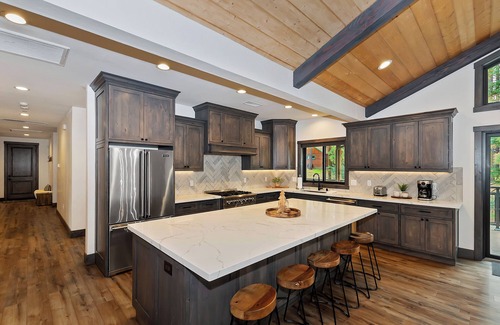 The Village Cabin | Living The Dream By Destination Big Bear: Newly Built High End Modern Mountain Home! Game Room! Hot Tub!