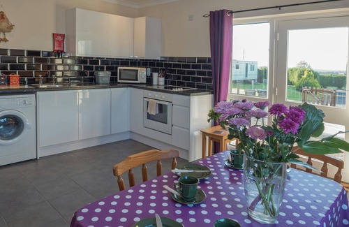 Letterston Cottage | Llainfawr Cottage Apartment, Fishguard