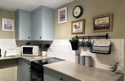 Llanidloes House | Llanidloes - Sleeps 7 - Parking - Pet Friendly