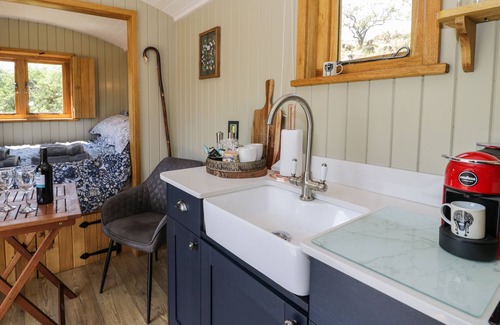 Llanbedr Cottage | LLETHR - SHEPHERDS HUT, romantic, with hot tub in Llanbedr