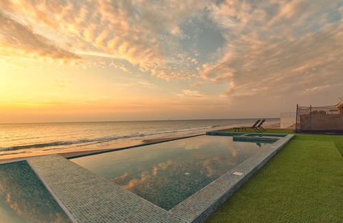 Punta Sal House | LN10 Resort Style all inclusive queen bed suite frente al Mar