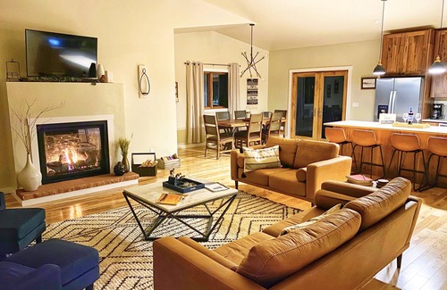 Glenwood Springs House | Locally owned family-friendly mountain getaway!