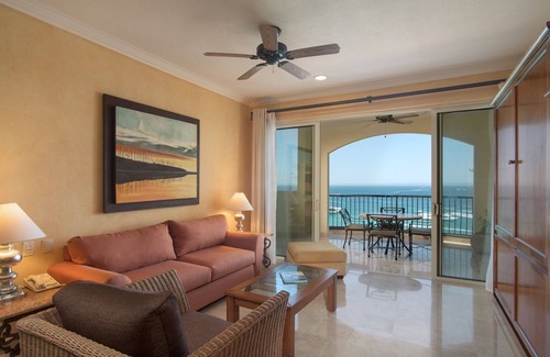 Centro Resort | Located on the pristine medano beach