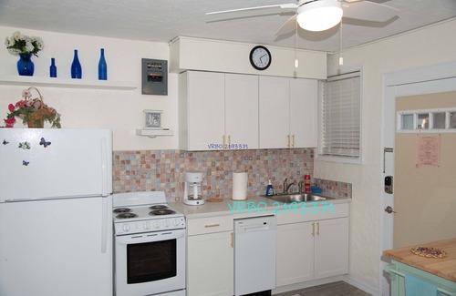 Golden Beach House | LOCATION! Cute & Quiet Venice Villa 2 min walk to direct access to Golden Beach