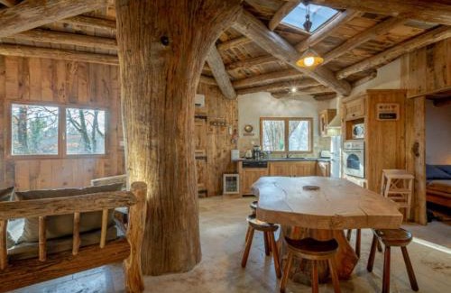 Crouy-sur-Cosson House | Location Insolite : Maison Hobbit avec Arbre Intégré, à Proximité de Chambord - FR-1-491-375