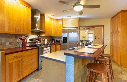 Historic District House | Location Location Location!50 Steps from Main Street and all of the action