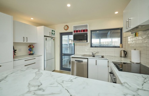 Kaikoura House | Location | Ocean and Mountain Views | Backyard - KK6451