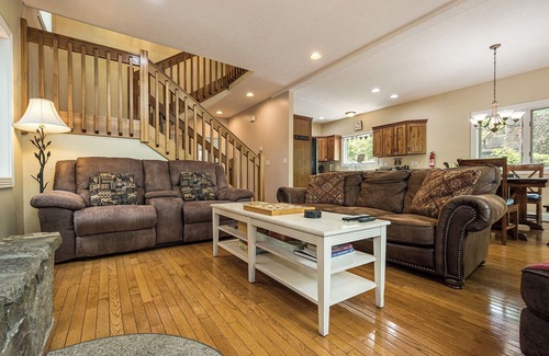 McHenry House | Loch Haven | Lakefront & Dock! Pool Table + Hot Tub!