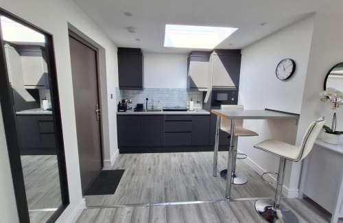Sidcup Apartment | Lodge - Sleeps 2 - Pet friendly - Parking - Patio