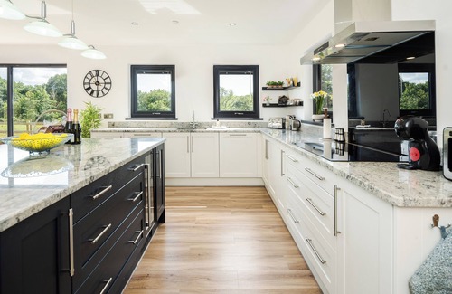 Llanelli House | Lodge with hot tub ! 10 mins to beach