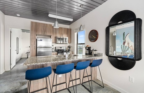 Midtown Apartment | Lodgeur | Sleek & trendy 2BR corner loft | Midtown