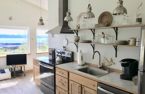 Homer Apartment | Loft on the Hill - In-town, Luxury, BIG VIEW!