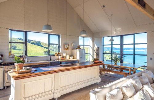 Waiheke Island House | Loft & Workroom, Woodside Bay - Be My Guest Waiheke