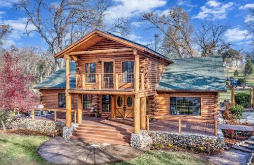 Ahwahnee House | Log Cabin sleeps 20 with hot tub, EV Charger, firepit