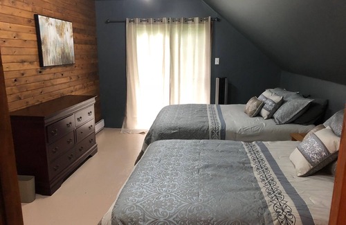 Otter Lake Ski Chalet | Log chalet at only 75 minutes from Ottaw