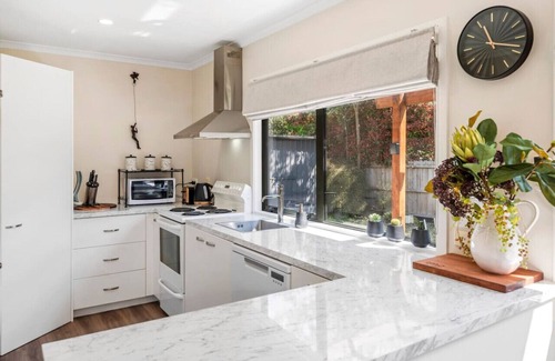 Wharewaka House | Logan House | Stylish Family Retreat w/BBQ, Garage & Comfort