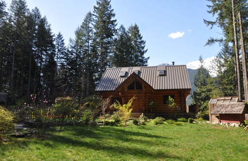 Upper Squamish House | Loghouse Lodge with Glacier View and Private Natural Swimming Pond