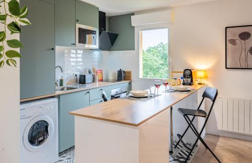 Chatellerault Apartment | Logis Verde à 5 min de l'autoroute A10, balcon & parking privé