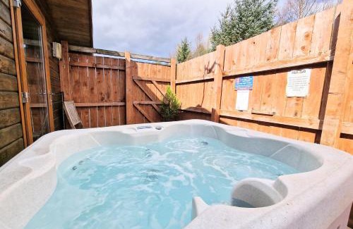 Kelty Ski Chalet | Lomond 2 with Private Hot Tub - Fife - Loch Leven - Lomond Hills