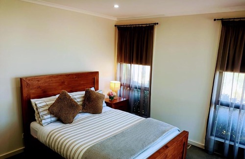 Port Campbell House | London Bridge Holiday Home