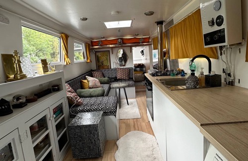 Westbourne Green House | London Dutch Barge - Sleeps 3 & Cosy Fireplace