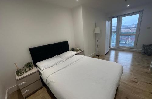 Luton Apartment | London Luton Airport Luxury Midland Apartments - GATED PARKING - Balcony - Sleeps 4