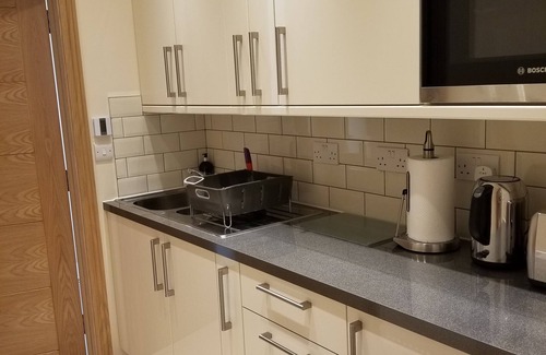 Clayhall Apartment | London Luxury Apt - Mayflower 1min Walk from Tube Redbridge Station