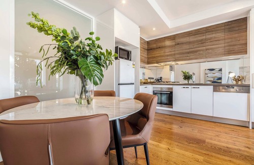 Caulfield North Condo | LONG STAYS | Chic & Spacious Retreat in Caulfield