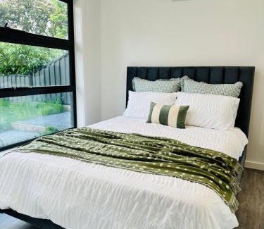 Preston Apartment | Long-Term Stays-2BR Townhouse on Bell Street, Preston, Central & Near Tram, pets welcome