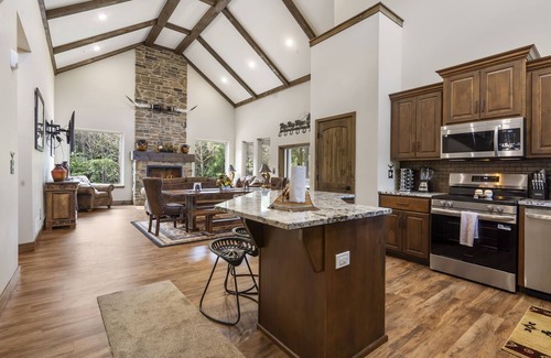 Hollister Cabin | Longhorn Lodge - Private Swimming Pool & Hot Tub, Pool Table - Pet Friendly!