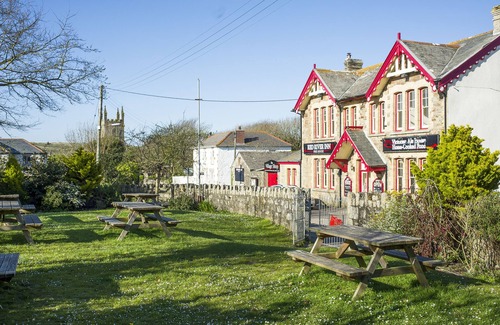 Gwithian Apartment | Longships Apartment - two bedroomed apartment within a 15 min walk of the beach.