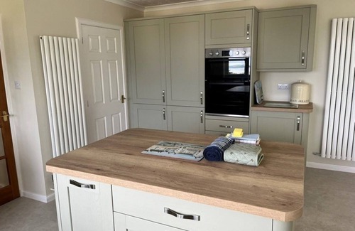 Rockcliffe Cottage | Lonsdale - a house that sleeps 6 guests in 3 bedrooms