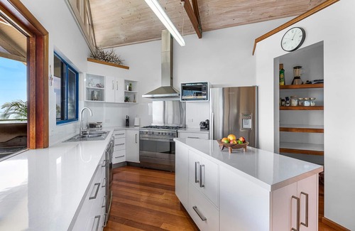 Hideaway Bay House | Lorikeet Lodge-Private Tropical Hideaway-Panoramic views-Pool and mtrs to beach