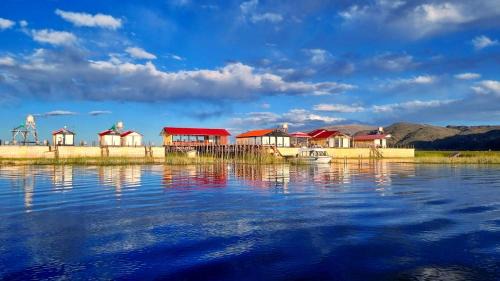 Puno Cabin | Los Uros vista Ciudad Puno