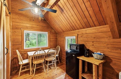 Grantsdale Cabin | Lost Horse Lodge – Double Queen Cabin #14