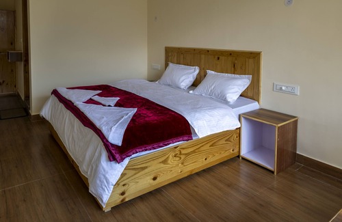 Burwa Bed & Breakfast | Lotus House Mountain View private room with Front Balcony with river View